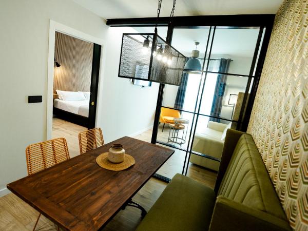 Aparthotel Luz de Gades - Suites Spa Gym - Adults Only : photo 4 de la chambre appartement avec balcon