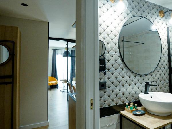 Aparthotel Luz de Gades - Suites Spa Gym - Adults Only : photo 10 de la chambre appartement avec balcon