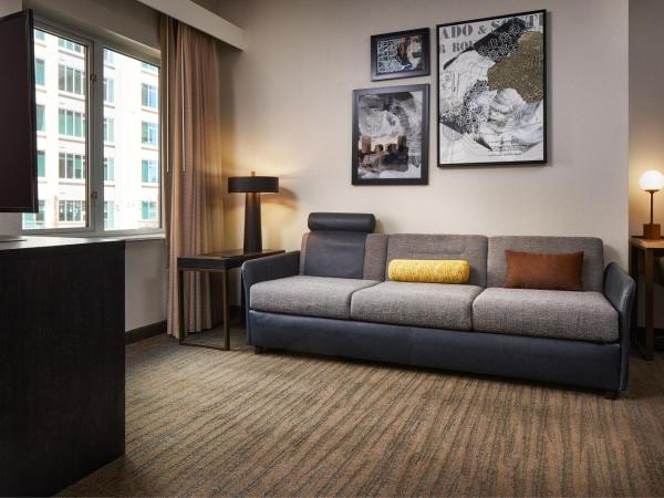 Residence Inn Denver City Center : photo 8 de la chambre plus grand studio d'angle avec 1 lit queen-size et canapé-lit
