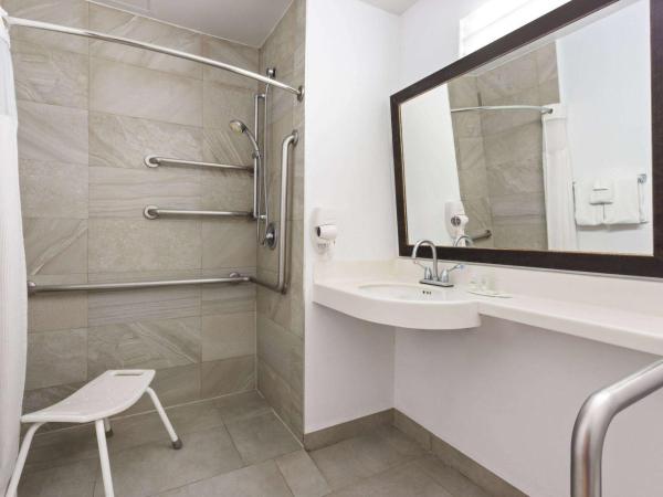 Wyndham Garden Monterrey Aeropuerto : photo 2 de la chambre queen accessible room, non-smoking