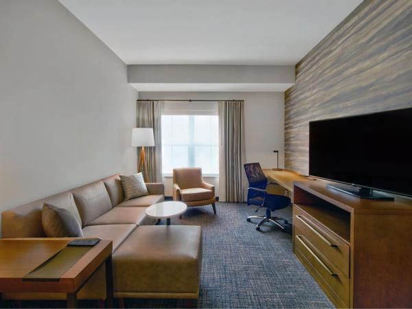 Residence Inn by Marriott Orlando at FLAMINGO CROSSINGS Town Center : photo 3 de la chambre suite avec chambre lit king-size et chambre 2 lits queen-size