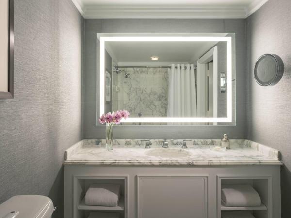 The Ritz-Carlton, Marina del Rey : photo 4 de la chambre large double room with two double beds and adapted tub - mobility accessible