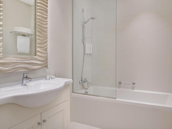 Delta Hotels by Marriott Dubai Investment Park : photo 8 de la chambre executive king room with pantry lounge access and shuttle bus to jbr beach and various shopping malls