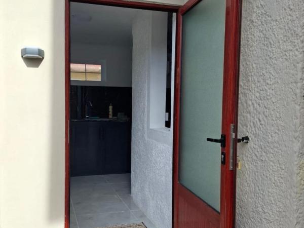 R Garden Studio 2 moderne pour couple dans un cadre relaxant et confortable : photo 3 de la chambre chambre double avec salle de bains privative