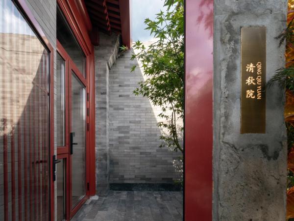 Happy Dragon Courtyard- Newly renovated with French Windows, Near Tian'AnMen Forbidden City,Lama Temple and Heaven Temple, 3minutes walk from Subway,Fluent English speaking with tourist sights tickets service ,Free coffee &laundry Service : photo 1 de la chambre chambre quadruple avec salle de bains privative