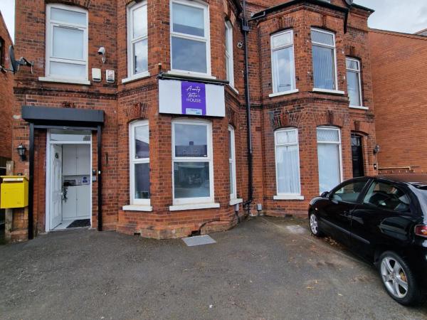 Aunty Katie's House, NI Tourist Board Certified & located on the main Oldpark Road to Belfast, with Free Continental Breakfast & Free Ultra Fast SKY internet, free SKY Sports & free SKY Cinema, Self-check in after 10pm GMT : photo 2 de la chambre chambre familiale adaptée aux personnes à mobilité réduite