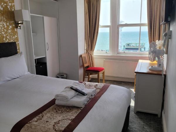 Atlantic Seafront : photo 3 de la chambre double avec salle de bains privative et vue sur mer