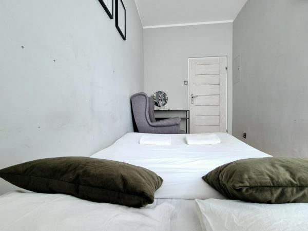 PINI HOSTEL - Przytulne pokoje w centrum Krakowa : photo 9 de la chambre chambre double avec balcon