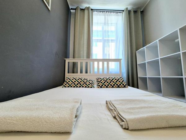 PINI HOSTEL - Przytulne pokoje w centrum Krakowa : photo 3 de la chambre chambre double avec salle de bains privative