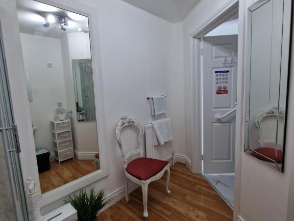 Aunty Katie's House, NI Tourist Board Certified & located on the main Oldpark Road to Belfast, with Free Continental Breakfast & Free Ultra Fast SKY internet, free SKY Sports & free SKY Cinema, Self-check in after 10pm GMT : photo 4 de la chambre chambre familiale adaptée aux personnes à mobilité réduite