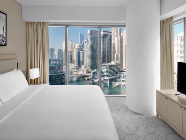 JW Marriott Hotel Marina : photo 5 de la chambre grand marina view room, king bed, club lounge access with breakfast, lunch & dinner, including direct access to dubai marina mall & marina walk