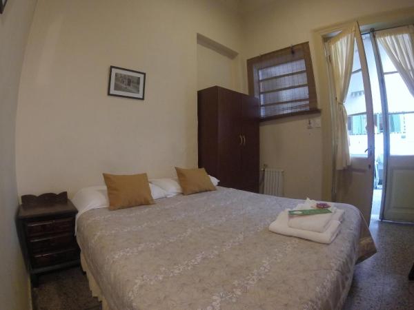 Sabatico Travelers Hostel & Guesthouse : photo 6 de la chambre chambre double avec salle de bains commune