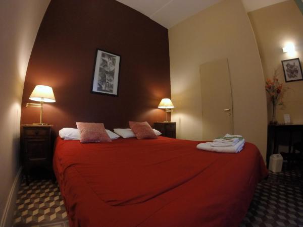 Sabatico Travelers Hostel & Guesthouse : photo 1 de la chambre chambre double avec salle de bains privative