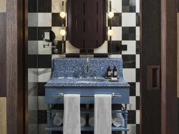 W Budapest : photo 8 de la chambre chambre lit king-size wonderful - vue sur ville