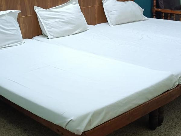 N M Hotels : photo 1 de la chambre chambre triple Économique