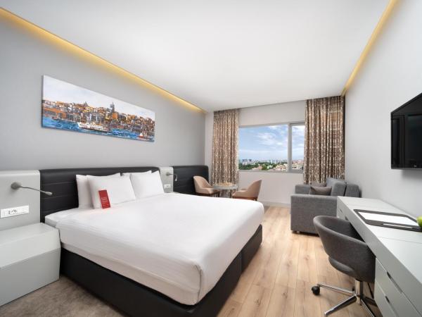 Ramada Plaza by Wyndham Istanbul Atakoy : photo 1 de la chambre chambre lit king-size deluxe - vue sur mer