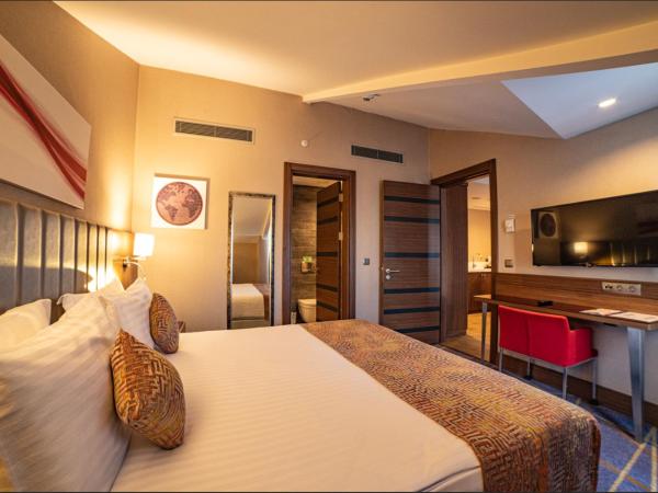 Ramada by Wyndham Istanbul Alibeykoy : photo 2 de la chambre suite junior avec balcon