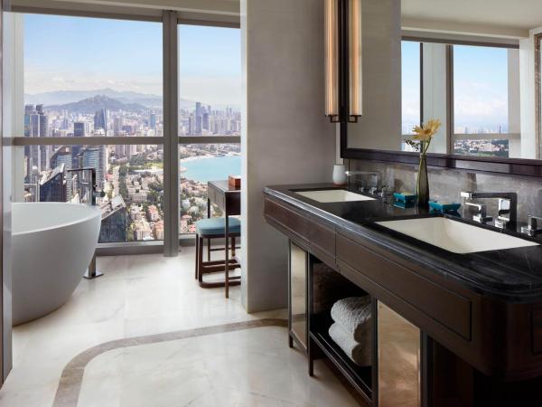 The St. Regis Qingdao : photo 5 de la chambre grande chambre lit king-size de luxe avec vue sur la ville