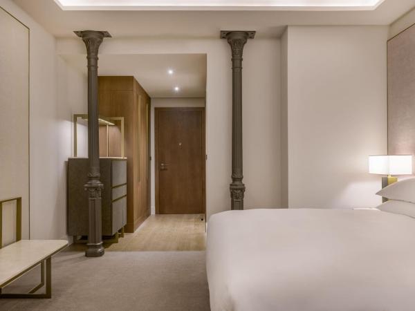 JW Marriott Hotel Madrid : photo 9 de la chambre chambre lit king-size de luxe - vue sur ville et balcon