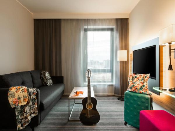 Moxy Glasgow SEC : photo 4 de la chambre chambre familiale lit queen-size avec canapé-lit