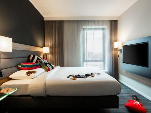 Moxy Glasgow SEC : photo 7 de la chambre chambre familiale lit queen-size avec canapé-lit