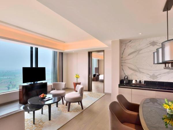 JW Marriott Hotel Kolkata : photo 7 de la chambre suite exécutive avec accès au salon exécutif et transfert aéroport aller-retour