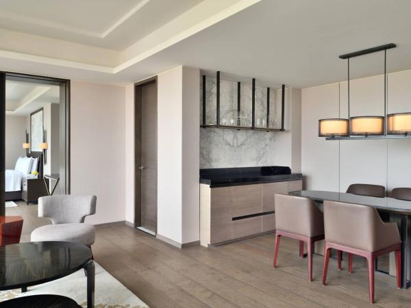 JW Marriott Hotel Kolkata : photo 8 de la chambre suite exécutive avec accès au salon exécutif et transfert aéroport aller-retour