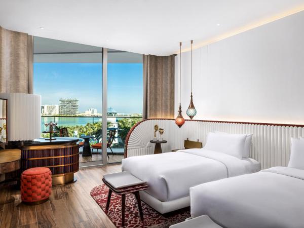 W Dubai - Mina Seyahi, Adults Only : photo 2 de la chambre hébergement merveilleux lits jumeaux avec balcon - vue sur mer