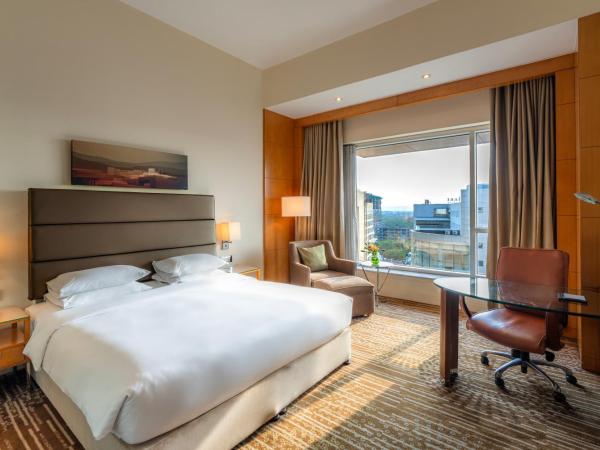 Hyatt Regency Pune Hotel & Residences : photo 2 de la chambre chambre lit king-size - accès au club