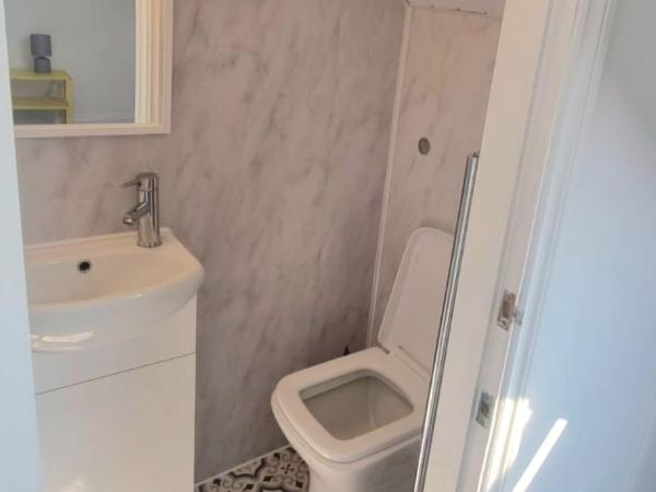 London En-suite Double Rooms - Leytonstone E11 : photo 2 de la chambre chambre lits jumeaux avec salle de bains privative