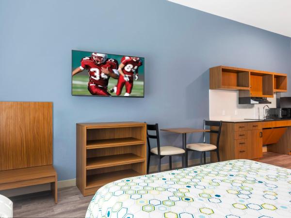 HomeTowne Studios by Red Roof Tampa - Airport : photo 1 de la chambre studio queen room disability access roll-in shower non-smoking