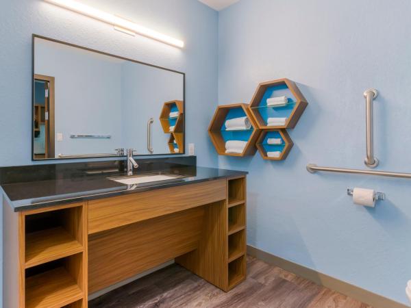 HomeTowne Studios by Red Roof Tampa - Airport : photo 7 de la chambre studio avec 2 lits queen-size - accessible aux personnes à mobilité réduite - non-fumeurs