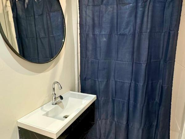 Rio Deal Guest House : photo 2 de la chambre chambre familiale avec salle de bains privative