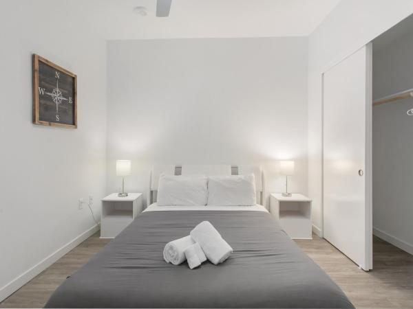 Santa Monica Mid-City 2Bedroom Pool & Parking : photo 3 de la chambre chambre double avec balcon