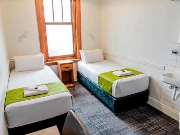 The Cambridge Hotel : photo 4 de la chambre chambre lits jumeaux avec salle de bains commune