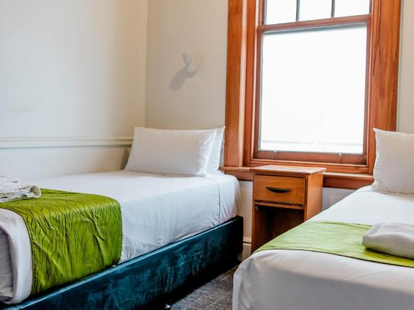 The Cambridge Hotel : photo 3 de la chambre chambre lits jumeaux avec salle de bains commune