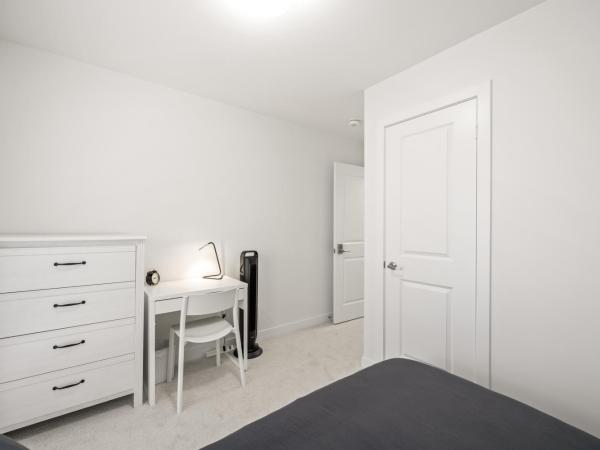 PINE BrandNew Private Room with Shared Bathroom in the centre of Toronto ON Canada : photo 5 de la chambre chambre lits jumeaux avec salle de bains commune