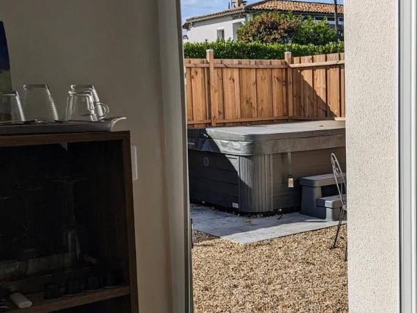 Le Domaine de La Tour des Vents : photo 5 de la chambre chambre double - vue sur jardin