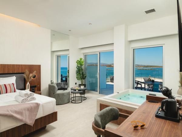 Elia Sea Suites : photo 10 de la chambre sunlounge seafront suite with indoor hot tub