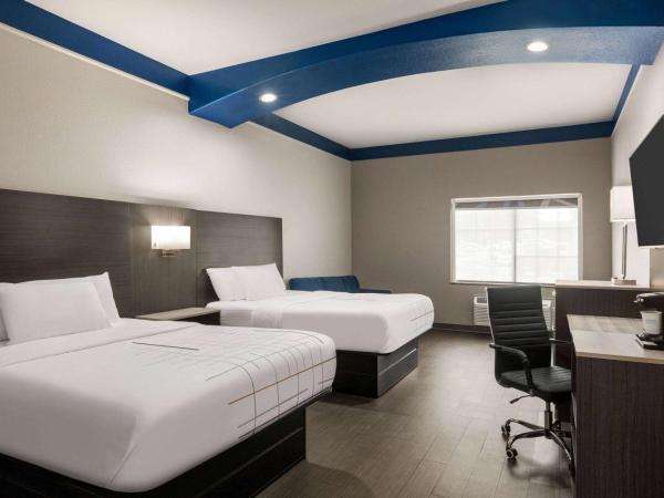 La Quinta by Wyndham San Antonio North Stone Oak : photo 1 de la chambre deluxe queen room with two queen beds and roll-in shower - mobility accessible/non-smoking