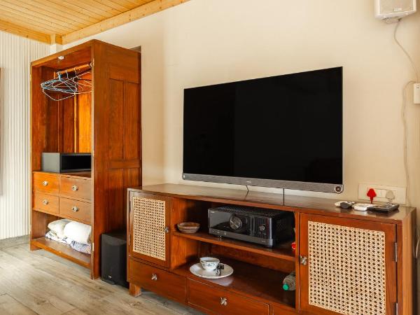 Cp Villa - Rooms with Patio : photo 6 de la chambre chambre lit king-size avec balcon