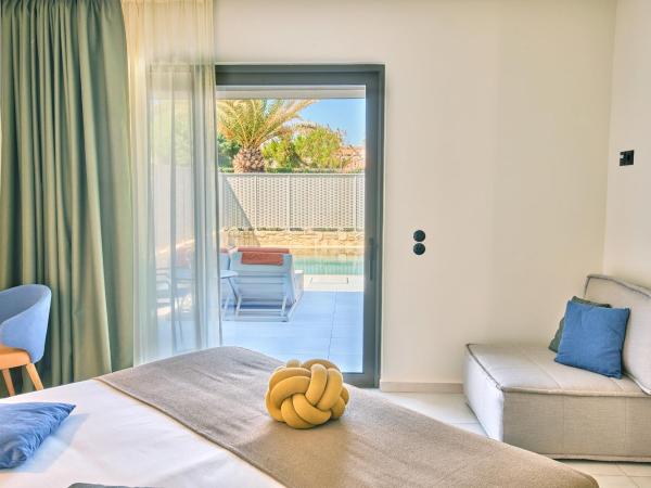 Paralos Kosta Alímia : photo 3 de la chambre suite avec piscine privée