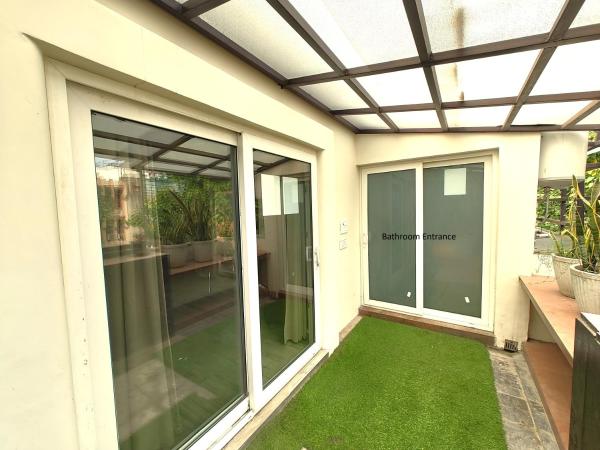 Cp Villa - Rooms with Patio : photo 7 de la chambre chambre lit king-size avec balcon