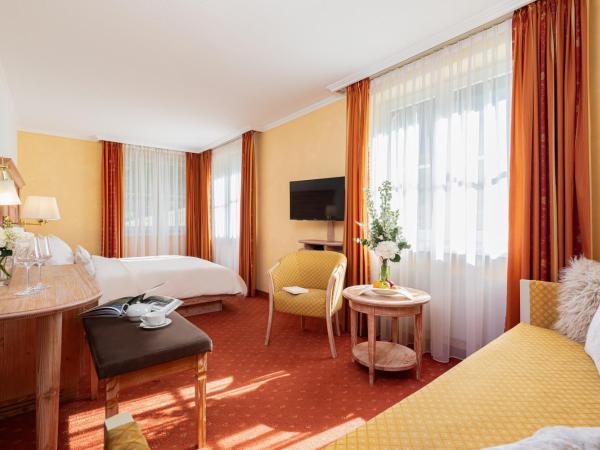 Hotel Restaurant Waldhaus : photo 1 de la chambre chambre triple - vue sur jardin