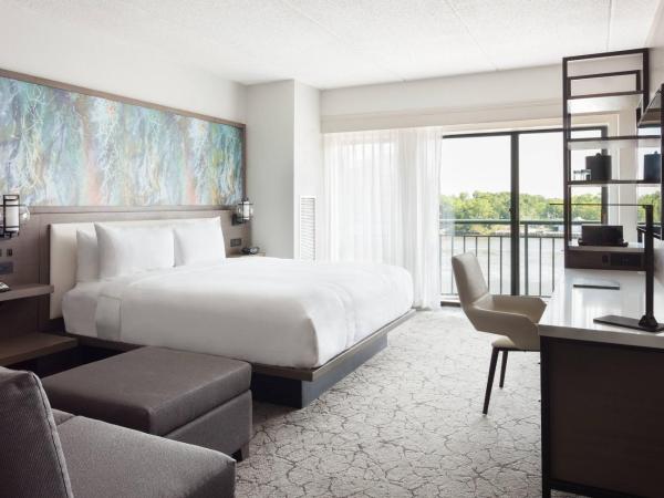 Marriott Savannah Riverfront : photo 2 de la chambre chambre lit king-size - vue sur rivière