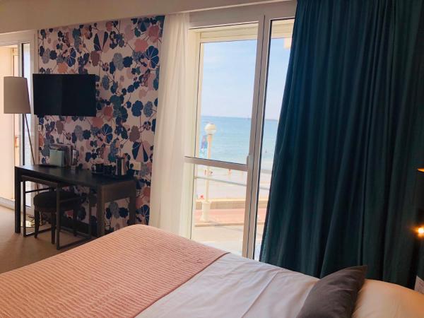 Hotel & Spa Les Roches Noires : photo 3 de la chambre chambre familiale - vue latérale sur mer