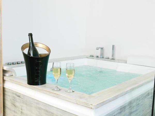 San Marino Suites by Calm Collection : photo 1 de la chambre suite avec jacuzzi