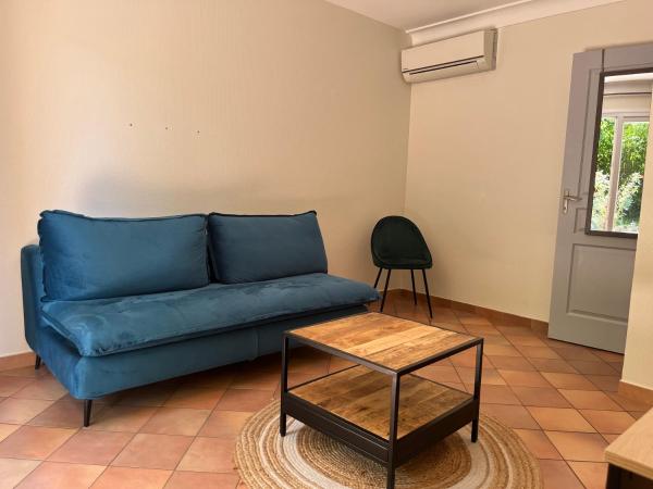 Le Gîte du Festival Sud Aqua - Avignon TGV : photo 10 de la chambre appartement avec terrasse