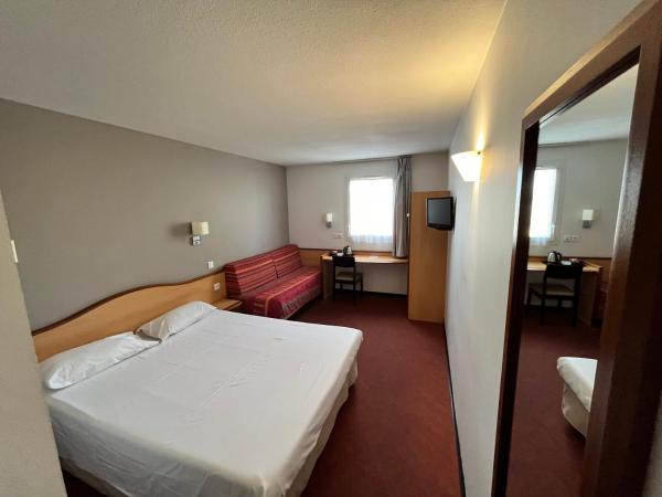 Brit Hotel Confort Montauban : photo 1 de la chambre chambre triple standard