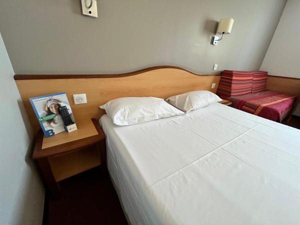 Brit Hotel Confort Montauban : photo 3 de la chambre chambre triple standard